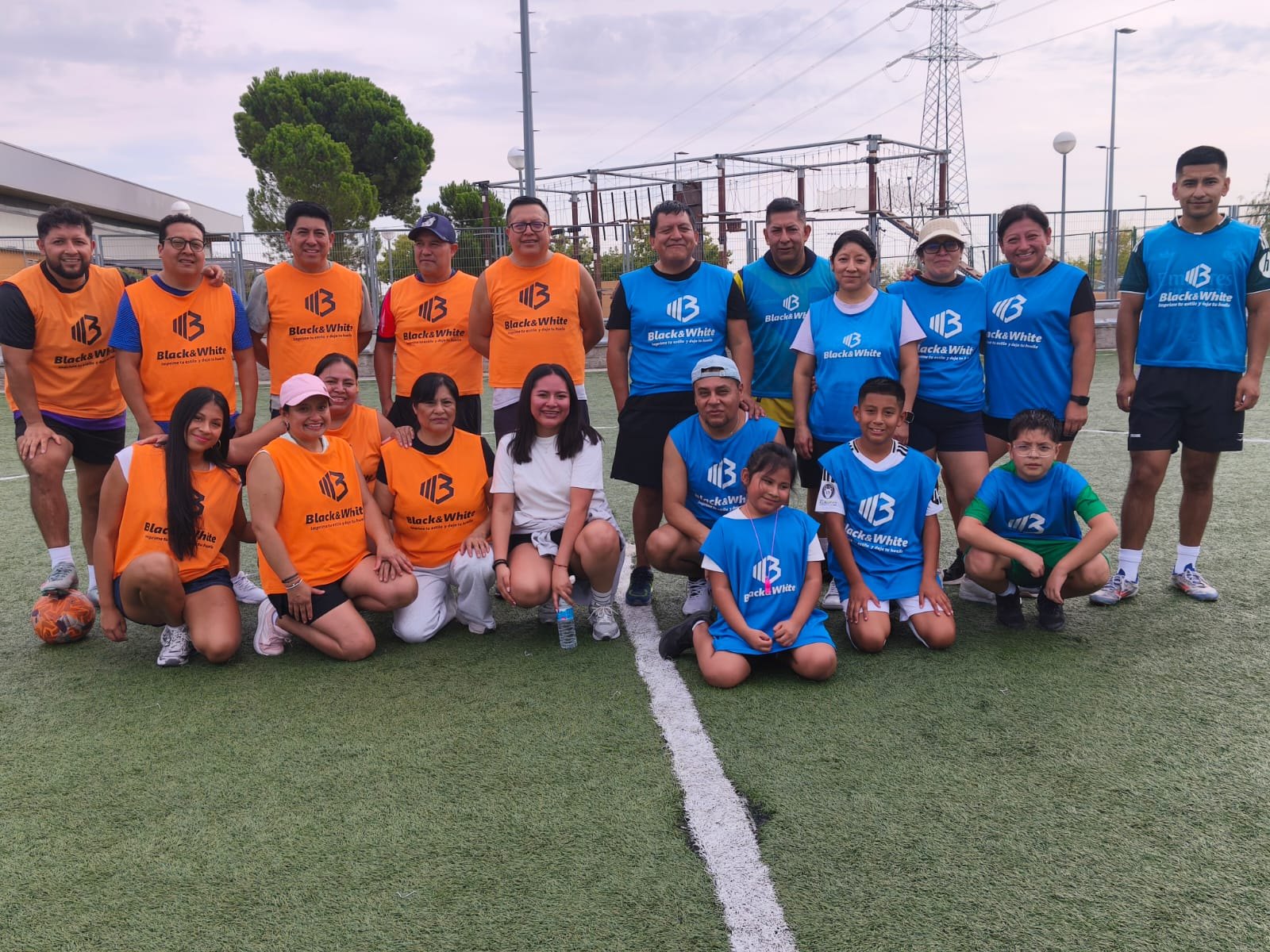Fútbol 7 entre socios y familiares en el Polideportivo Dehesa Boyal de San Sebastián de los Reyes, con degustación de comida típica de Guano.
