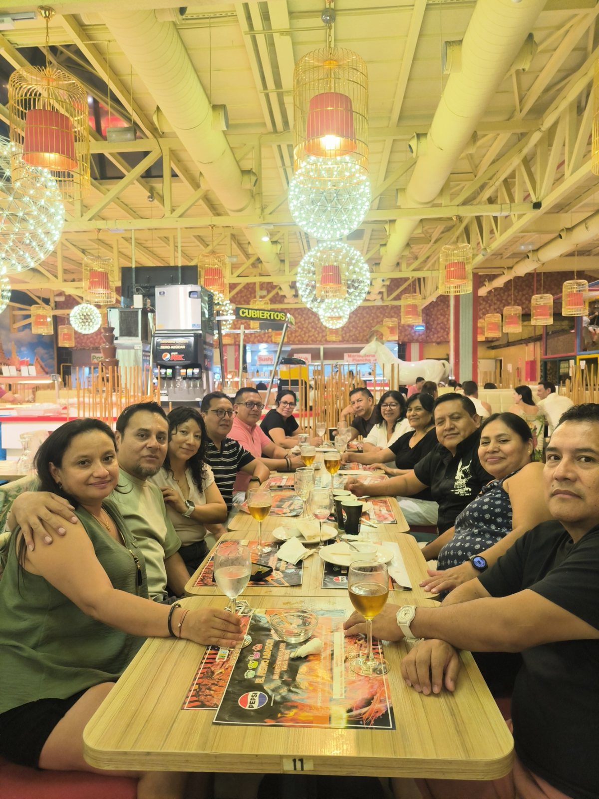 Una noche para reencontrarnos y compartir mesa entre familias guaneñas en Madrid.