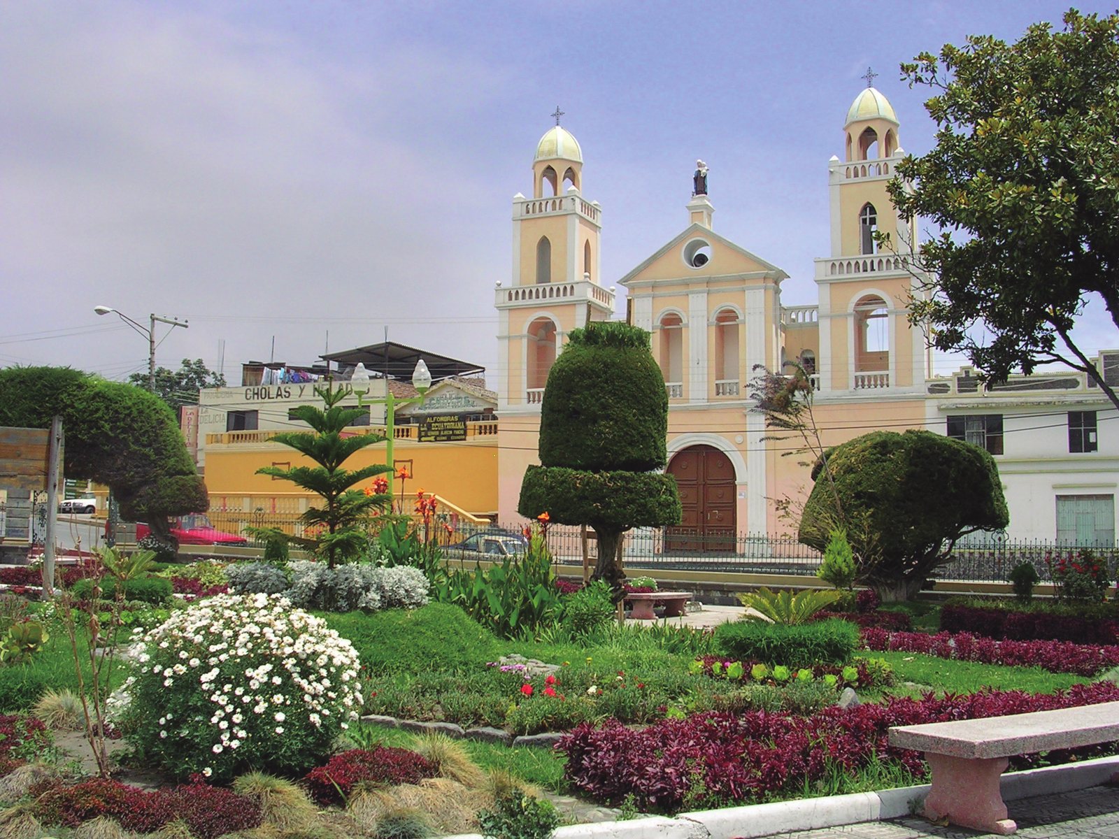 Iglesia y parque central de Guano